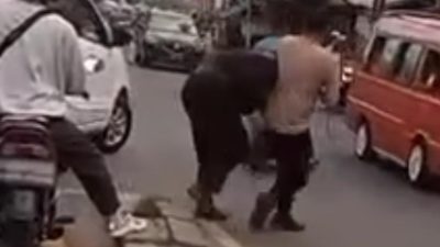 Polisi membubarkan aksi tawuran di Jalan Raya Sultan Agung. Foto: Ist