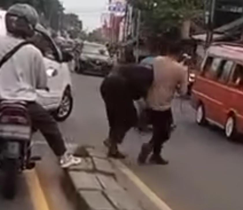 Polisi membubarkan aksi tawuran di Jalan Raya Sultan Agung. Foto: Ist
