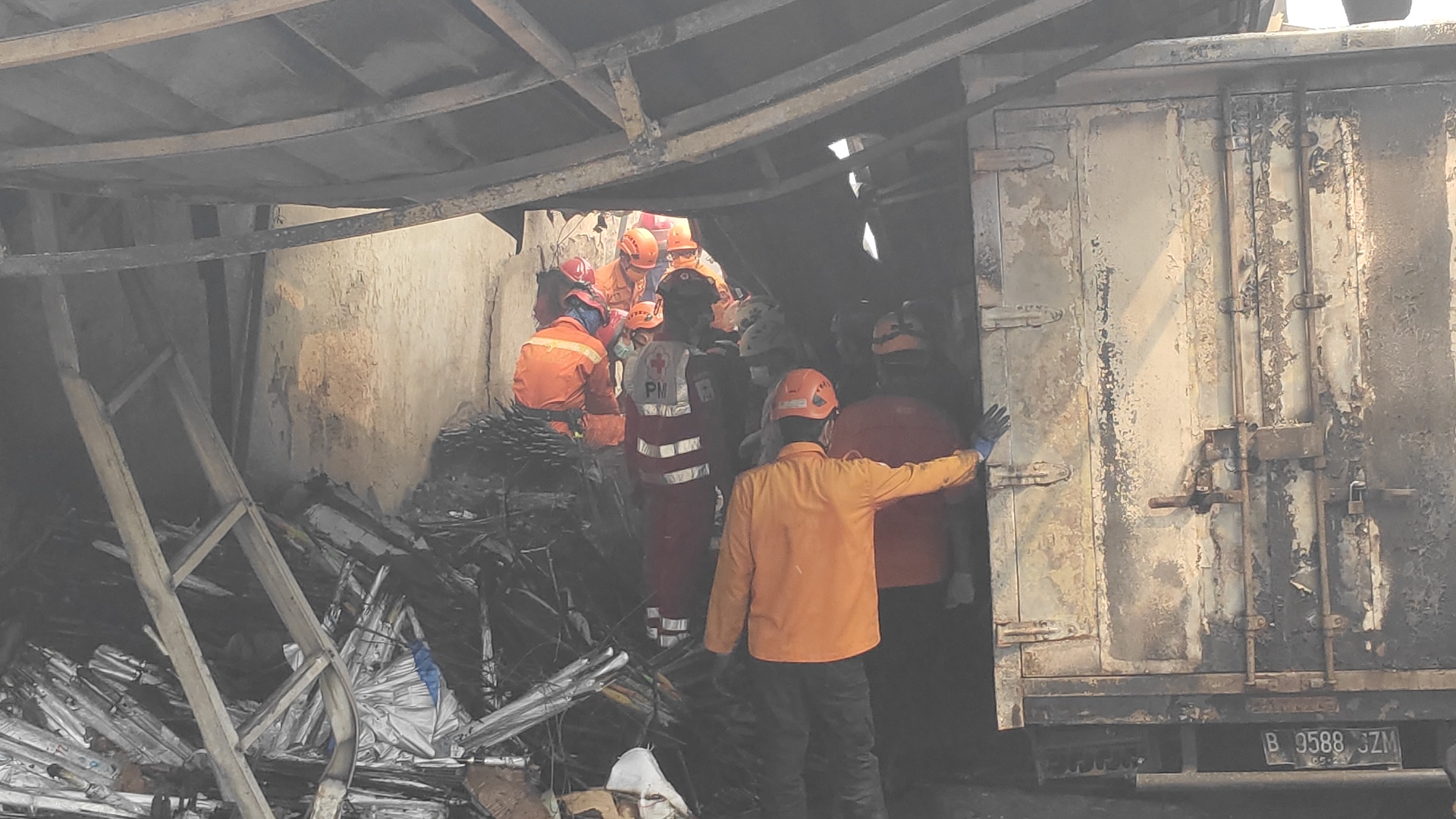 Disdamkarmat Kota Bekasi saat proses pemdaman kebaran di gudang perabot Jatiasih. Foto: Ist