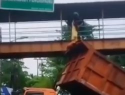 Warga Bantargebang Evakuasi Wanita Muda yang Hendak Meloncat dari JPO