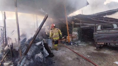 Petugas Disdamkarmat Kota Bekasi saat menjinakkan sijago merah/ Foto: Ist