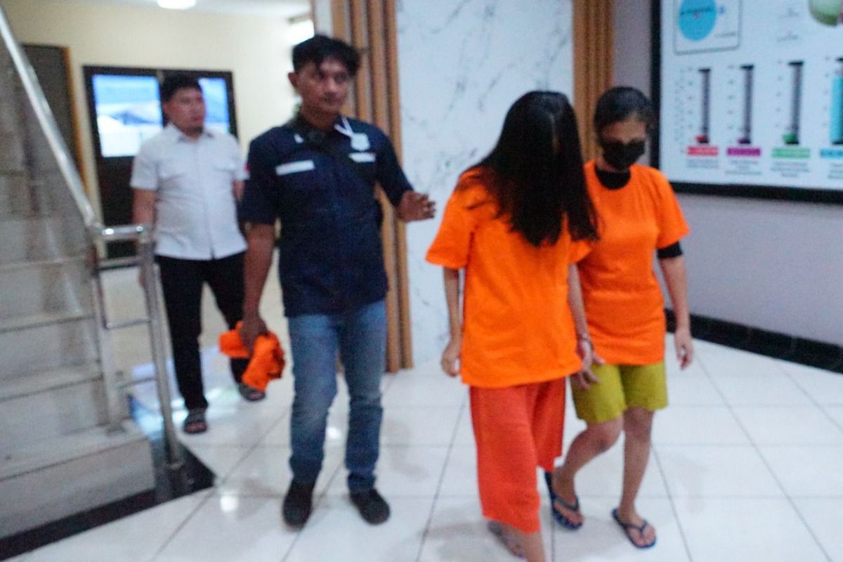 Juhariah dan putrinya Silvia Nur Alfiani digiring polisi