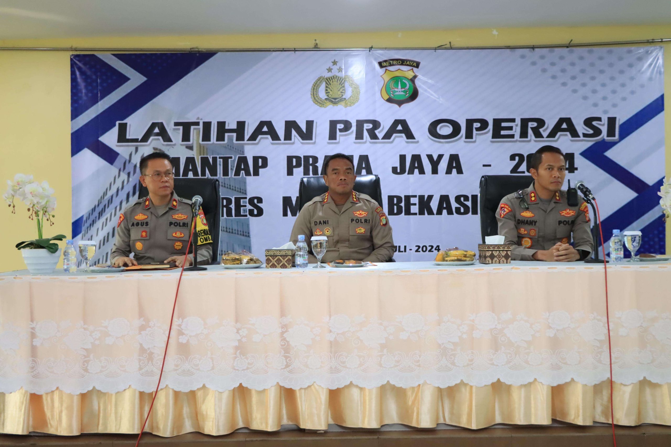 Kapolres Metro Bekasi Kombes Pol Dani Hamdani memberikan arahan dalam latihan pra operasi mantap praja jaya 2024