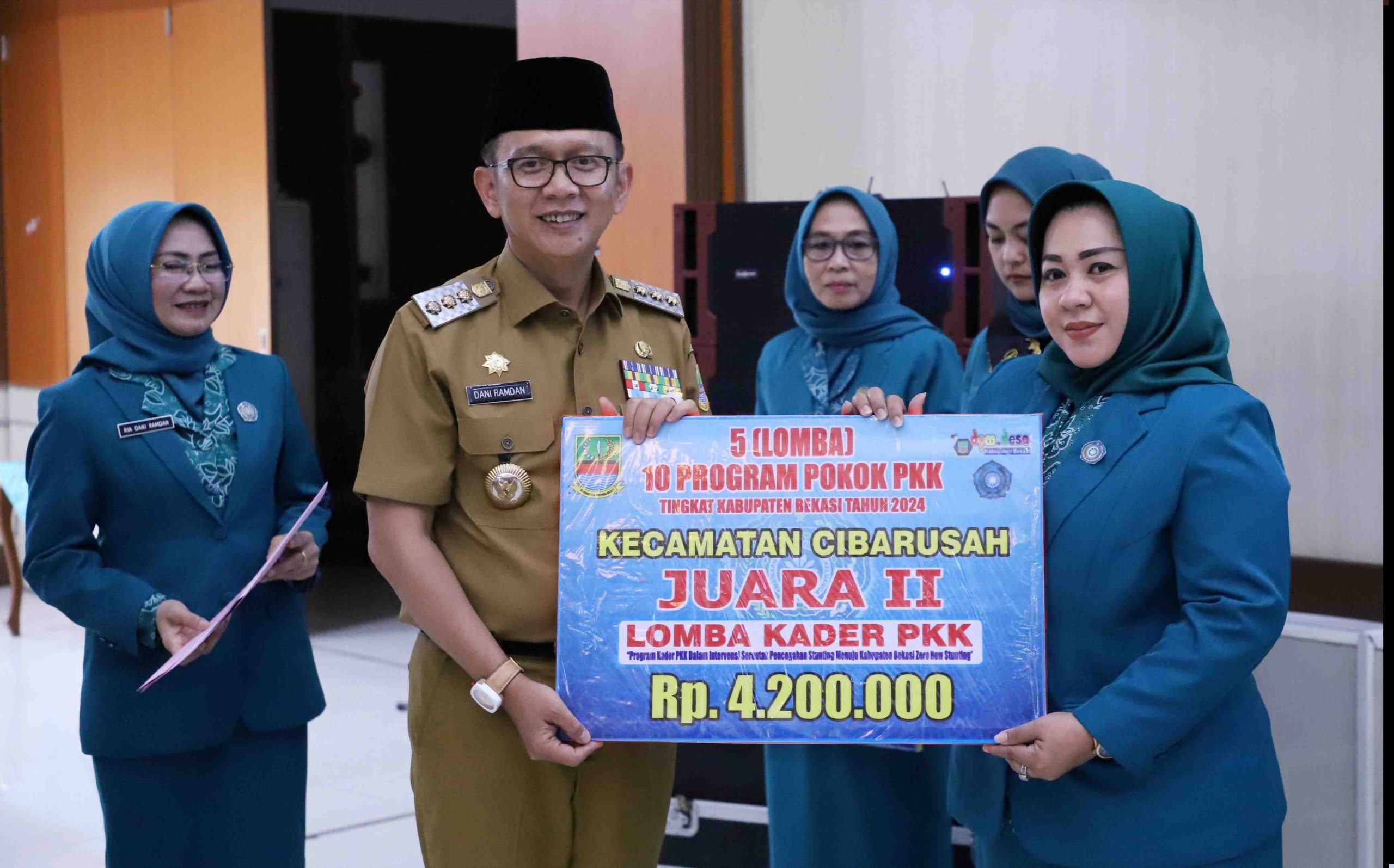 Pj Bupati Bekasi Dani Ramdan bersama TP PKK. Foto: Diskominfosantik