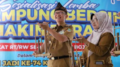Pj. Bupati Bekasi Dani Ramdan ikut memainkan musik angklung bersama puluhan Ketua RT dan RW di acara Lomba Kampung Bersih (LKB) Bumi Perkemahan Karang Kitri, Desa Karang Mulya, Kecamatan Bojongmangu. Foto: Diskominfosantik