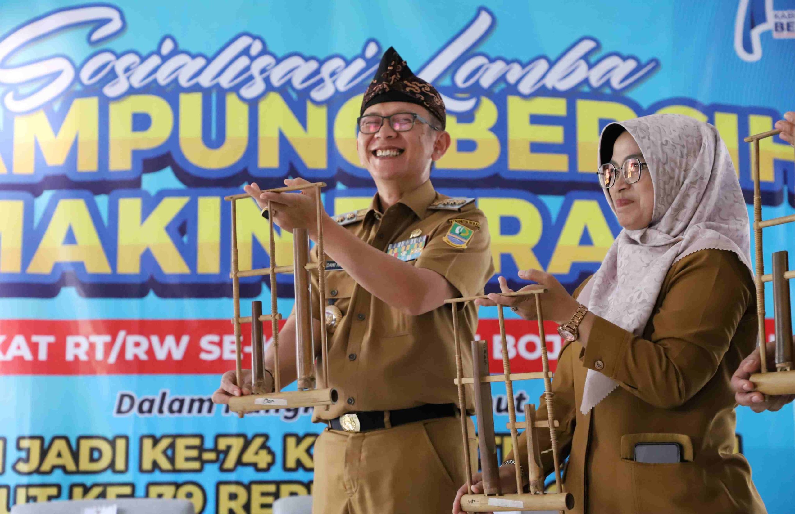 Pj. Bupati Bekasi Dani Ramdan ikut memainkan musik angklung bersama puluhan Ketua RT dan RW di acara Lomba Kampung Bersih (LKB) Bumi Perkemahan Karang Kitri, Desa Karang Mulya, Kecamatan Bojongmangu. Foto: Diskominfosantik
