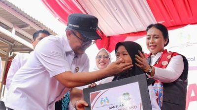 Pj Wali Kota Bekasi Raden Gani Muhmmad mendampingi Menteri PPPA RI Bintang Puspayoga di Lapak Pemulung, Bekasi Barat. Foto: Ist