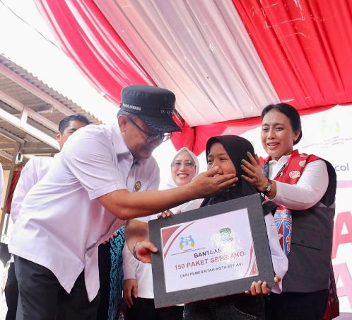 Pj Wali Kota Bekasi Raden Gani Muhmmad mendampingi Menteri PPPA RI Bintang Puspayoga di Lapak Pemulung, Bekasi Barat. Foto: Ist