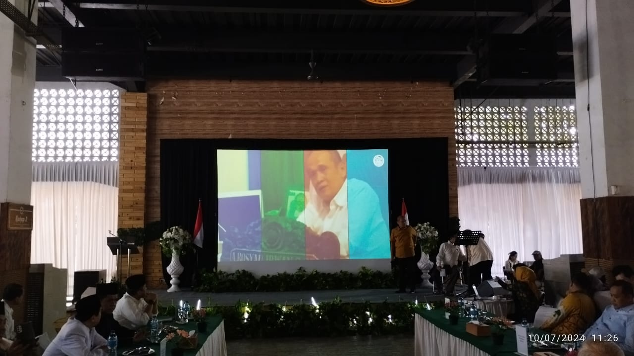 Balon Wali Kota/Wakil Wali Kota Bekasi Abdul Rosyad Irwan saat memberikan pidato politik pada acara temu kangen purnabakti ASN di Restoran Bandar Djakarta, Summarecon Bekasi, Rabu (10/7/2024). Foto: Gobekasi.id