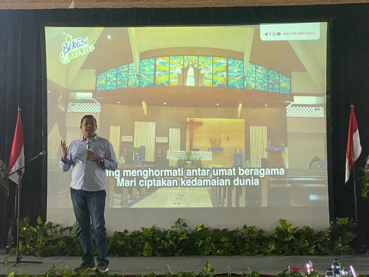 Bakal Calon Wali Kota Bekasi Tri Adhianto Tjahyono saat memberikan pidato politik pada acara temu kangen purnabakti ASN di Restoran Bandar Djakarta, Summarecon Bekasi, Rabu (10/7/2024). Foto: Gobekasi.id