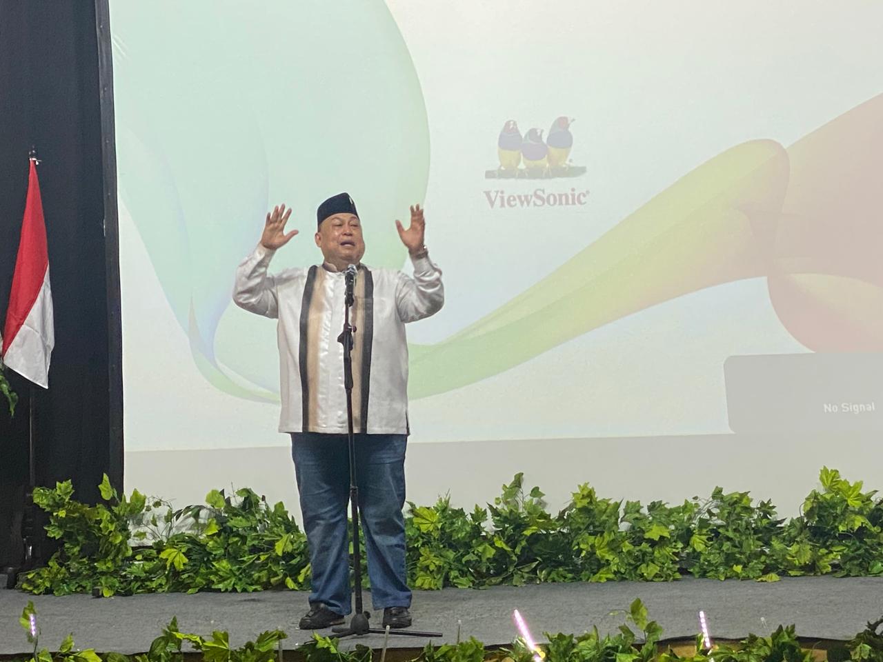 Balon Wali Kota Bekasi Mochtar Mohamad saat memberikan pidato politik pada acara temu kangen purnabakti ASN di Restoran Bandar Djakarta, Summarecon Bekasi, Rabu (10/7/2024). Foto: Gobekasi.id