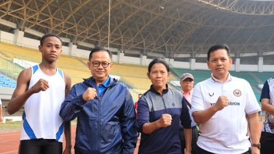 Pj. Wali Kota Bekasi Gani Muhamad bersama jajaran, melakukan tinjauan atau pemantauan langsung sejauh mana proses renovasi Stadion Patriot Candrabhaga dilaksanakan. Foto: Ist