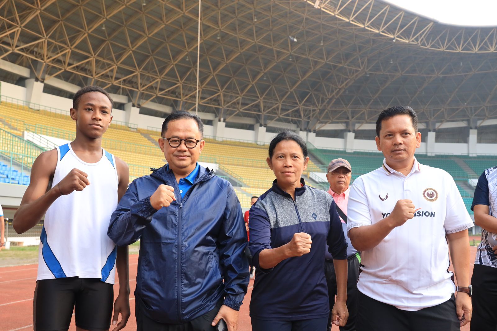 Pj. Wali Kota Bekasi Gani Muhamad bersama jajaran, melakukan tinjauan atau pemantauan langsung sejauh mana proses renovasi Stadion Patriot Candrabhaga dilaksanakan. Foto: Ist