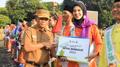 Sekretaris Daerah Kota Bekasi, Junaedi menyerarahkan penghargaan abang mpok 2024. Foto: Ist