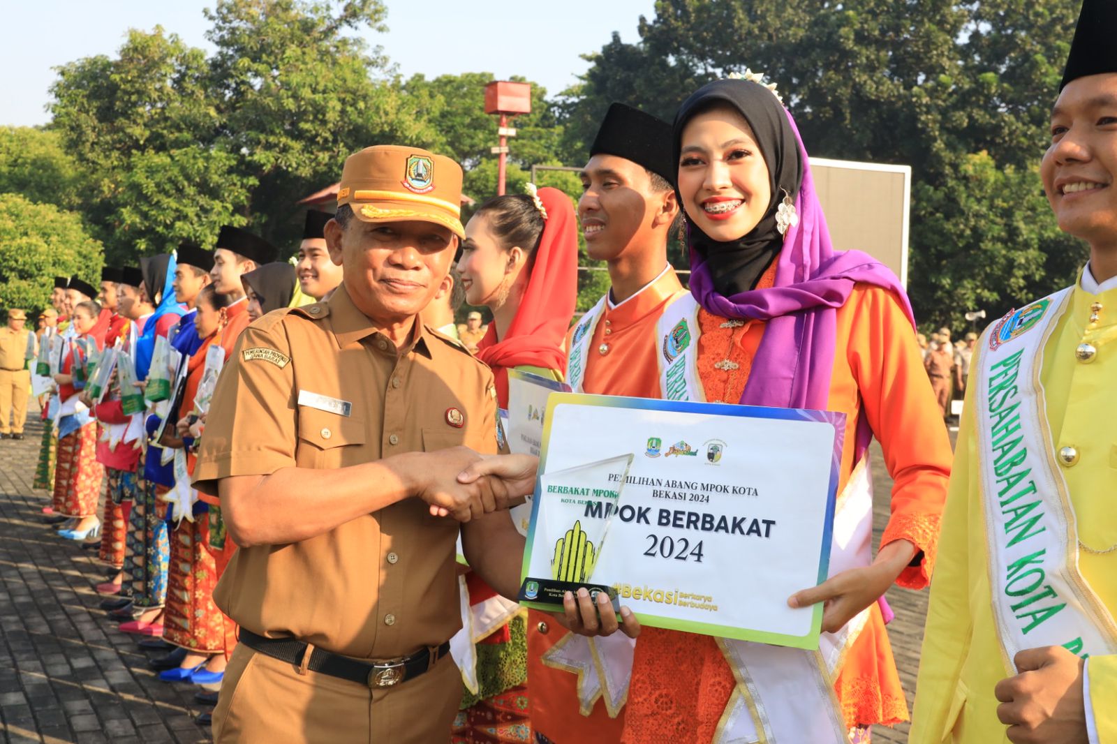 Sekretaris Daerah Kota Bekasi, Junaedi menyerarahkan penghargaan abang mpok 2024. Foto: Ist