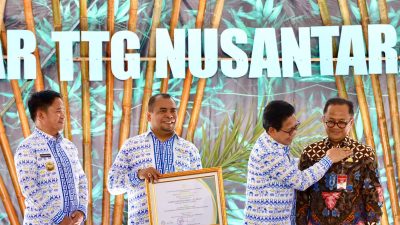 Pj Wali Kota Bekasi Raden Gani Muhamad menerima penghargaan di Ajang Gelar Teknologi Tepat Guna Nusantara (GTTGN) XXV Tahun 2024. Foto: Ist