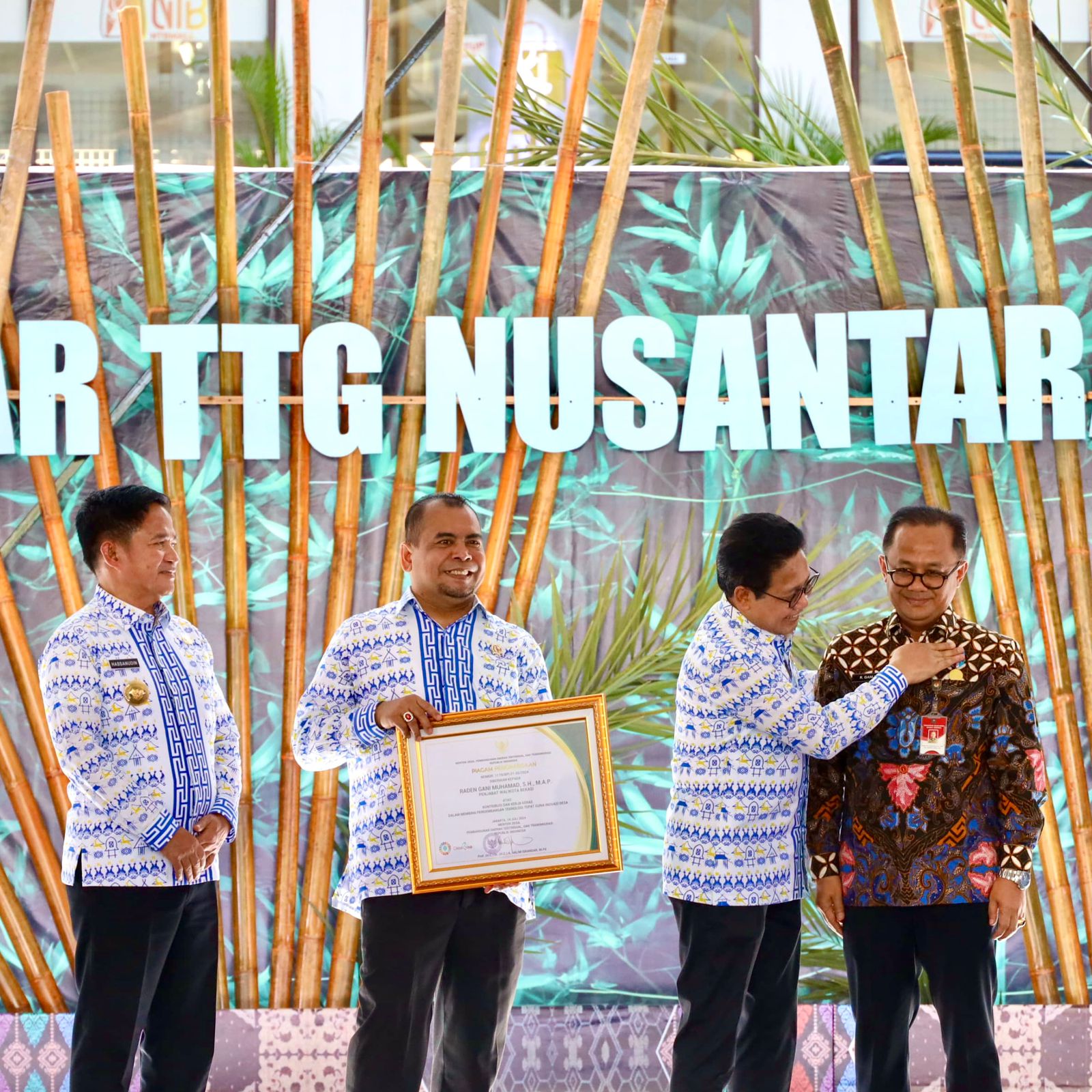 Pj Wali Kota Bekasi Raden Gani Muhamad menerima penghargaan di Ajang Gelar Teknologi Tepat Guna Nusantara (GTTGN) XXV Tahun 2024. Foto: Ist
