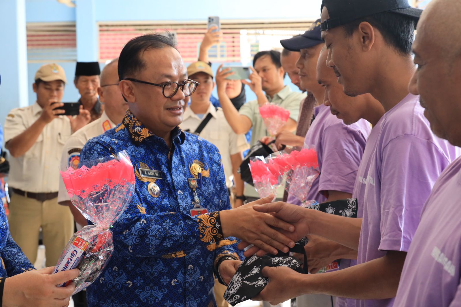 Pj Wali Kota Bekasi Raden Gani Muhamad memberikan paket obat - obatan kepada ODGJ Yayasan Jambrud. Foto: Ist