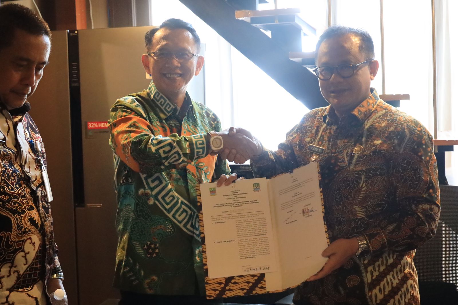 Pj Wali Kota Bekasi Raden Gani Muhamad bersama Pj Bupati Bekasi Dani Ramdan. Foto: Ist