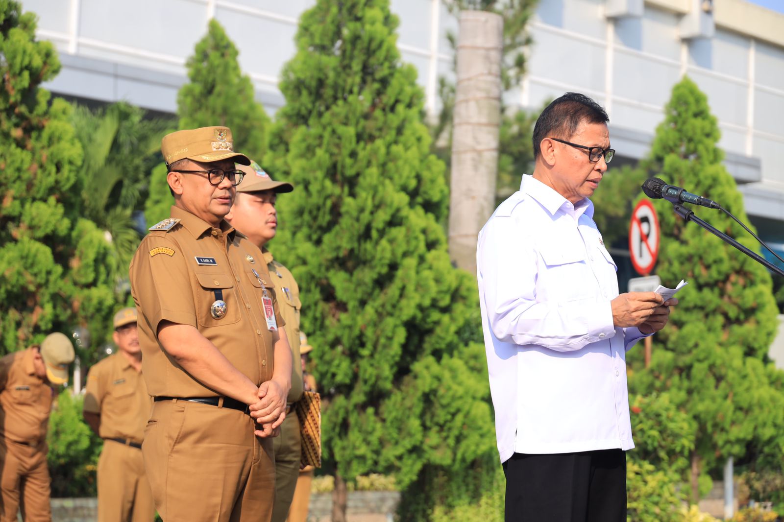 Pj. Wali Kota Bekasi, Gani Muhamad dan Kepala OJK Regional 2 Provinsi Jawa Barat, Imansyah. Foto: Ist