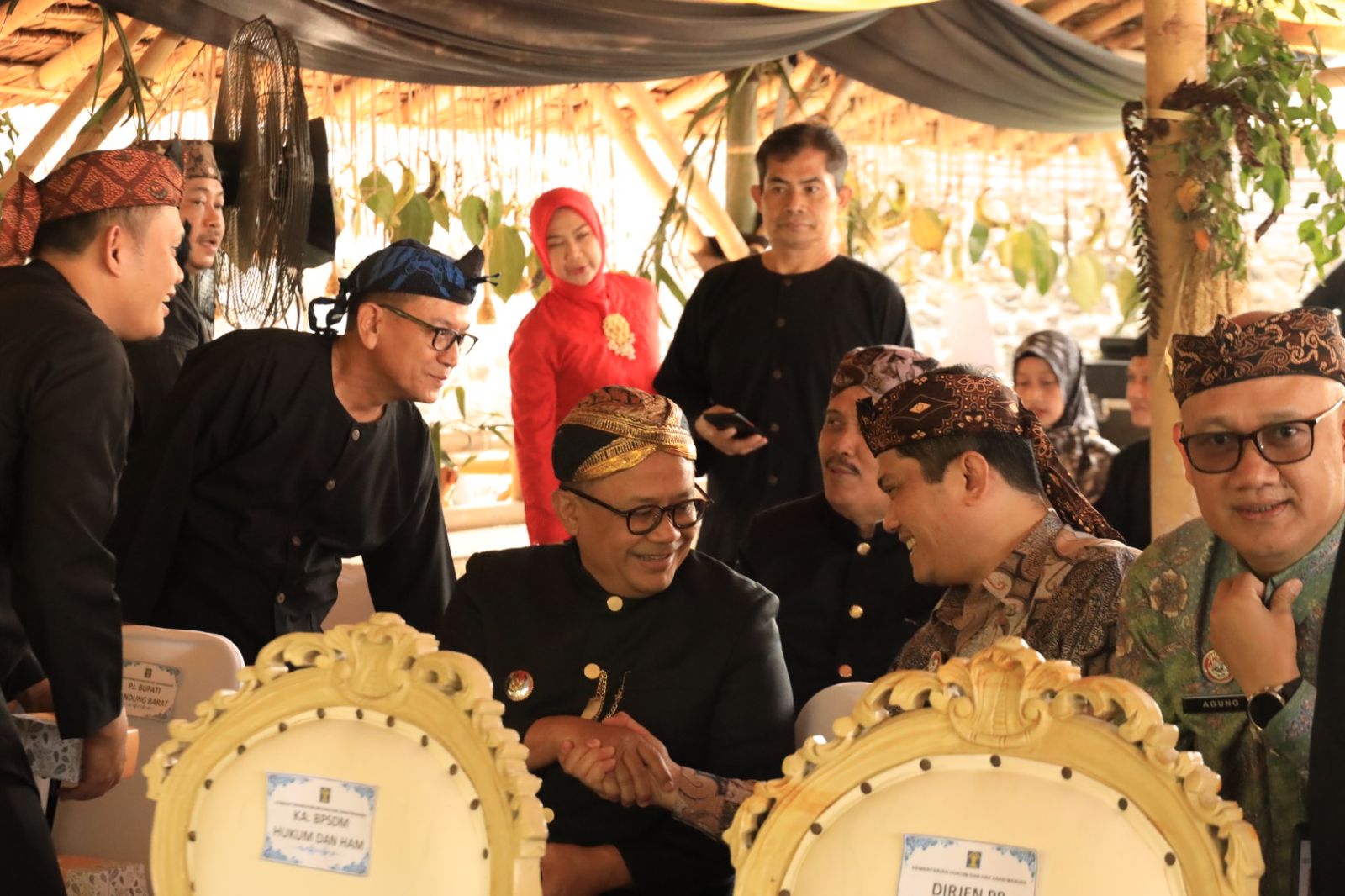 Pj Wali Kota Bekasi Raden Gani Muhamad bersama Menkumham R.I Yasonna H. Laoly. Foto: Ist