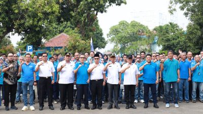 Pj Wali Kota Bekasi Raden Gani Muhamad bersama direksi dan staf Perumda Tirta Patriot. Foto: Ist