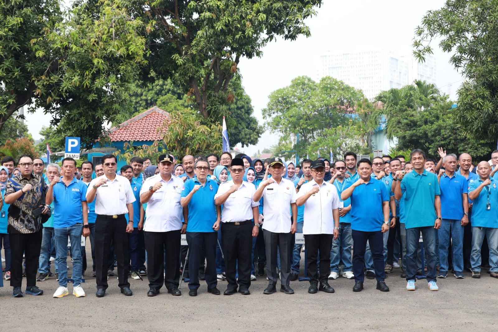 Pj Wali Kota Bekasi Raden Gani Muhamad bersama direksi dan staf Perumda Tirta Patriot. Foto: Ist