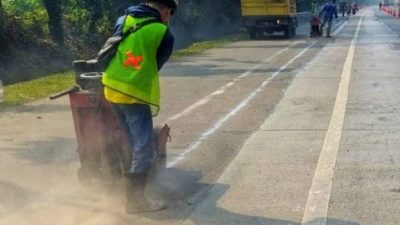 Proses rekontruksi jalan di ruas Tol Japek. Foto: Ist