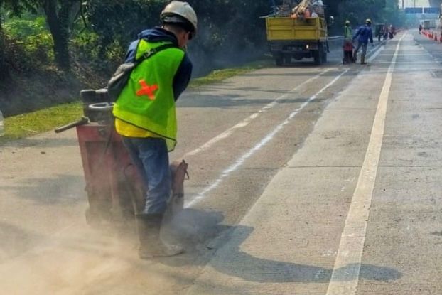 Proses rekontruksi jalan di ruas Tol Japek. Foto: Ist