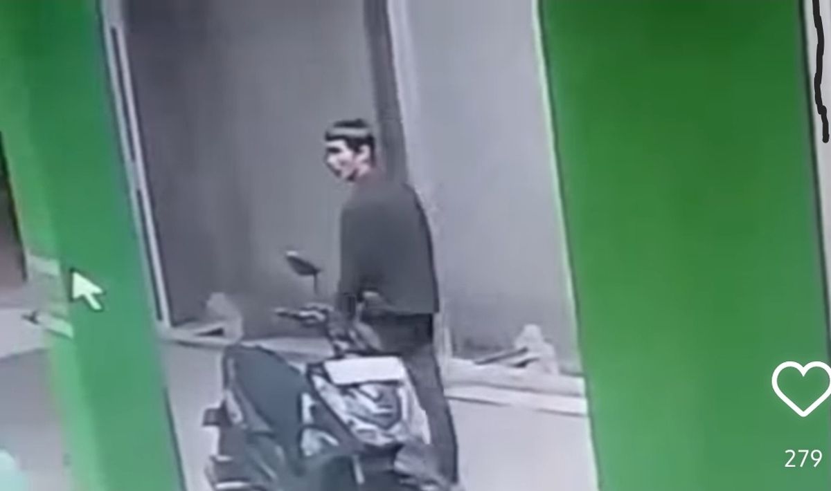 pelaku pencurian kendaraan bermotor terekam CCTV