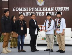 Paslon BN Holik – Faizal Hafan Farid Jadi Calon Pertama Daftar ke KPU Kabupaten Bekasi