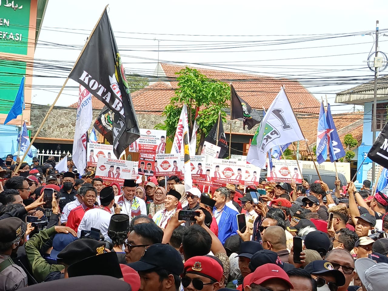 Kota Bekasi - Iringin - iringan massa mengantarkan Bacalon Wali Kota dan Wakil wali Kota Tri Adhianto Tjahyono - Abdul Harris Bobihoe saat mendaftar ke KPU Kota Bekasi, Foto: Gobekasi.id