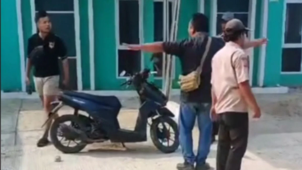 Akamsi datangi warga yang sedang renovasi rumah di Bekasi