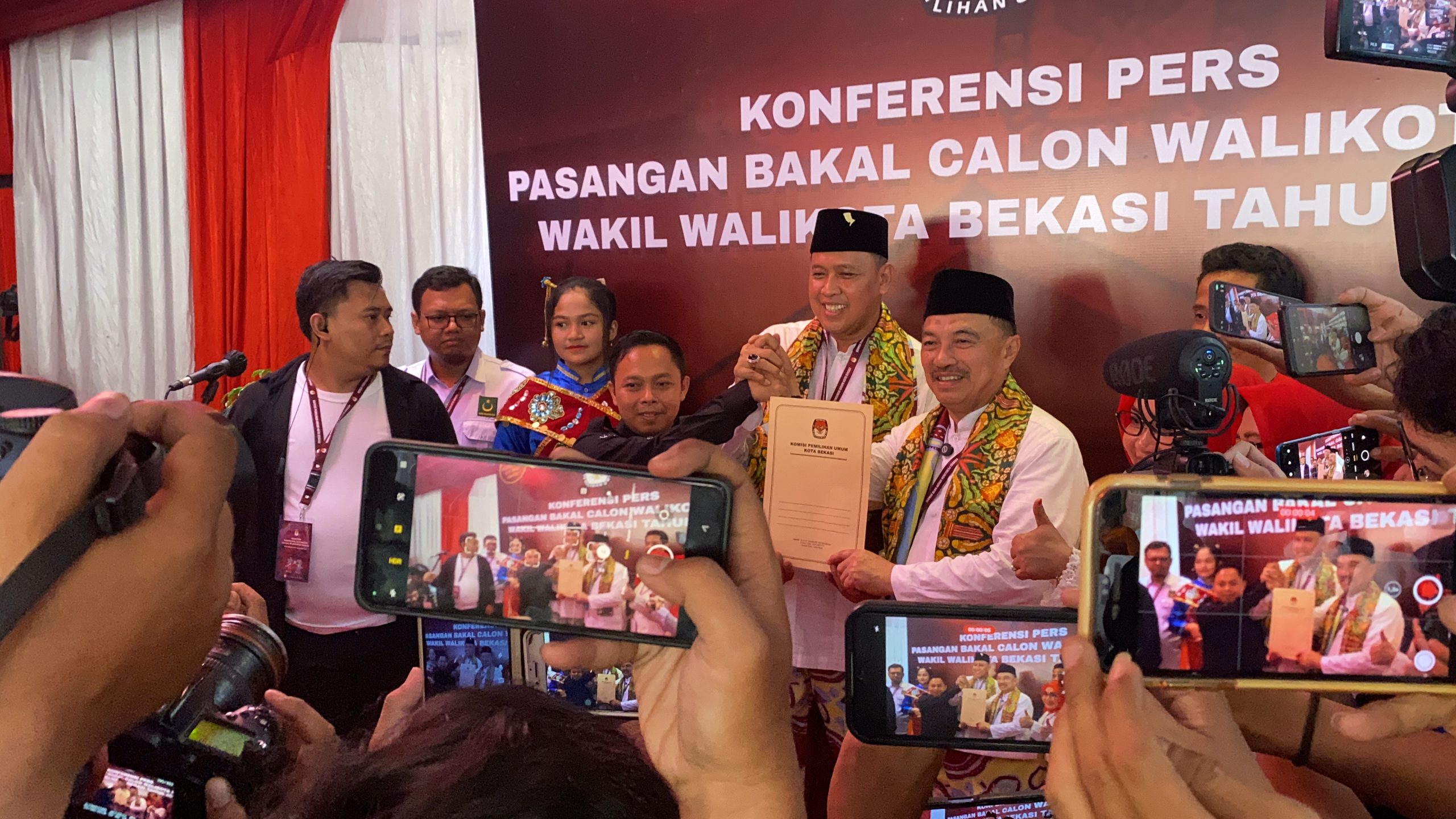 Bacalon Wali Kota dan Wakil wali Kota Tri Adhianto Tjahyono - Abdul Harris Bobihoe saat mendaftar ke KPU Kota Bekasi, Foto: Gobekasi.id