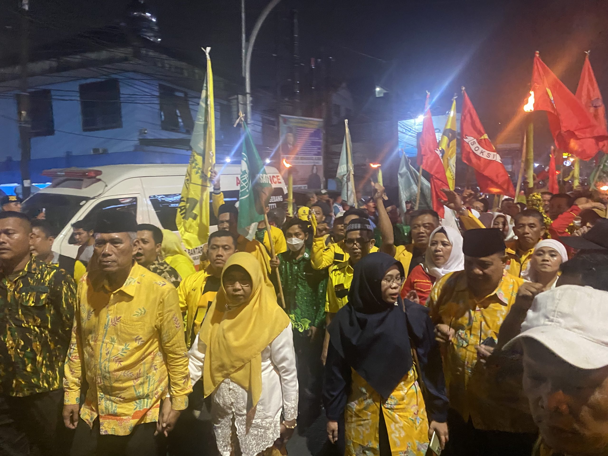 Iring - iringan massa mengawal pendaftaran Bacalon Wali Kota dan Wakil Wali Kota UU Saeful Mikdar - Nurul Sumarheni ke KPU Kota Bekasi. Foto: Gobekasi.id