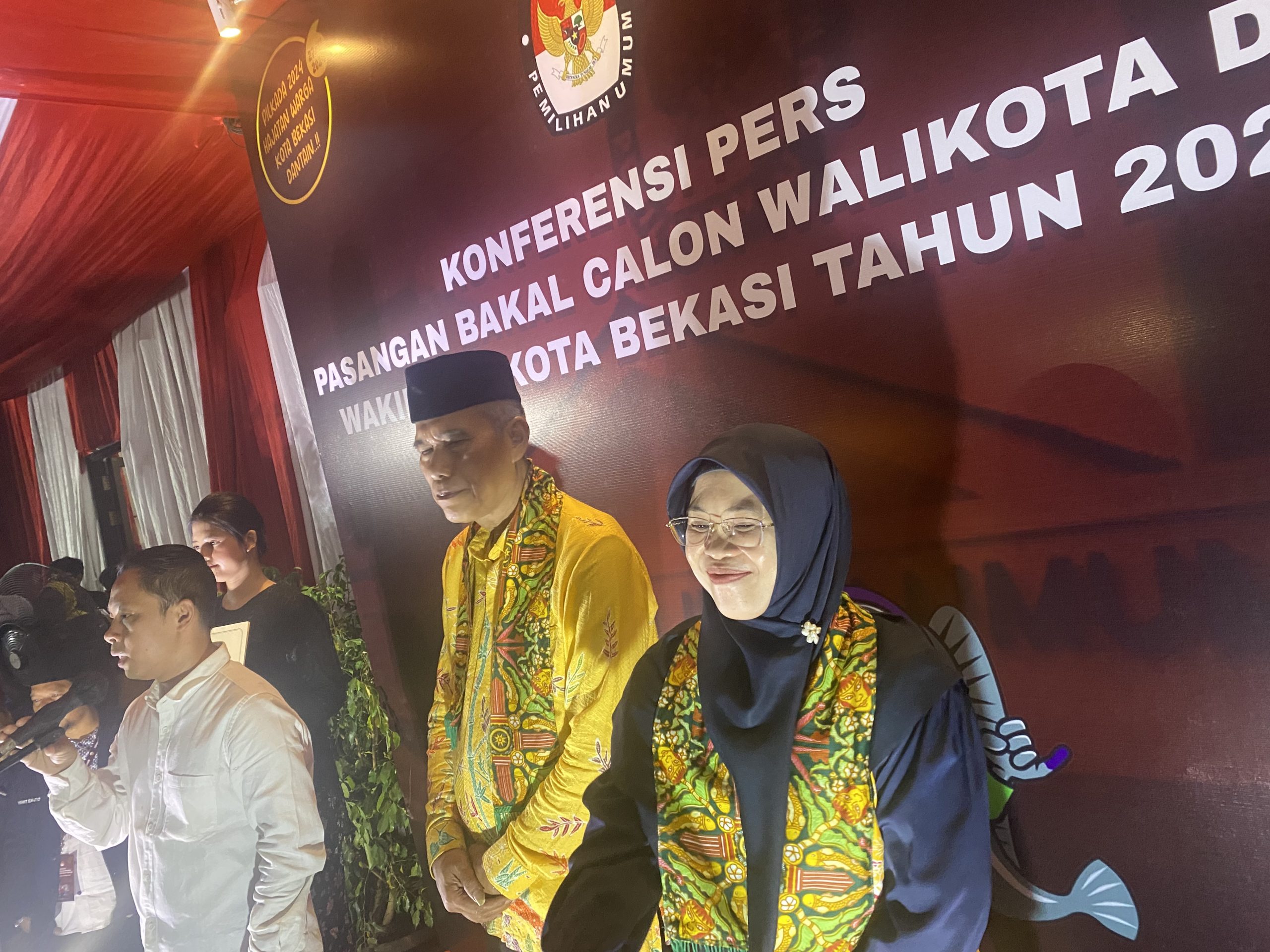 Bacalon Wali Kota dan Wakil Wali Kota Uu Saeful Mikdar - Nurul Sumarheni saat mendaftar di KPU Kota Bekasi. Foto: Gobekasi.id