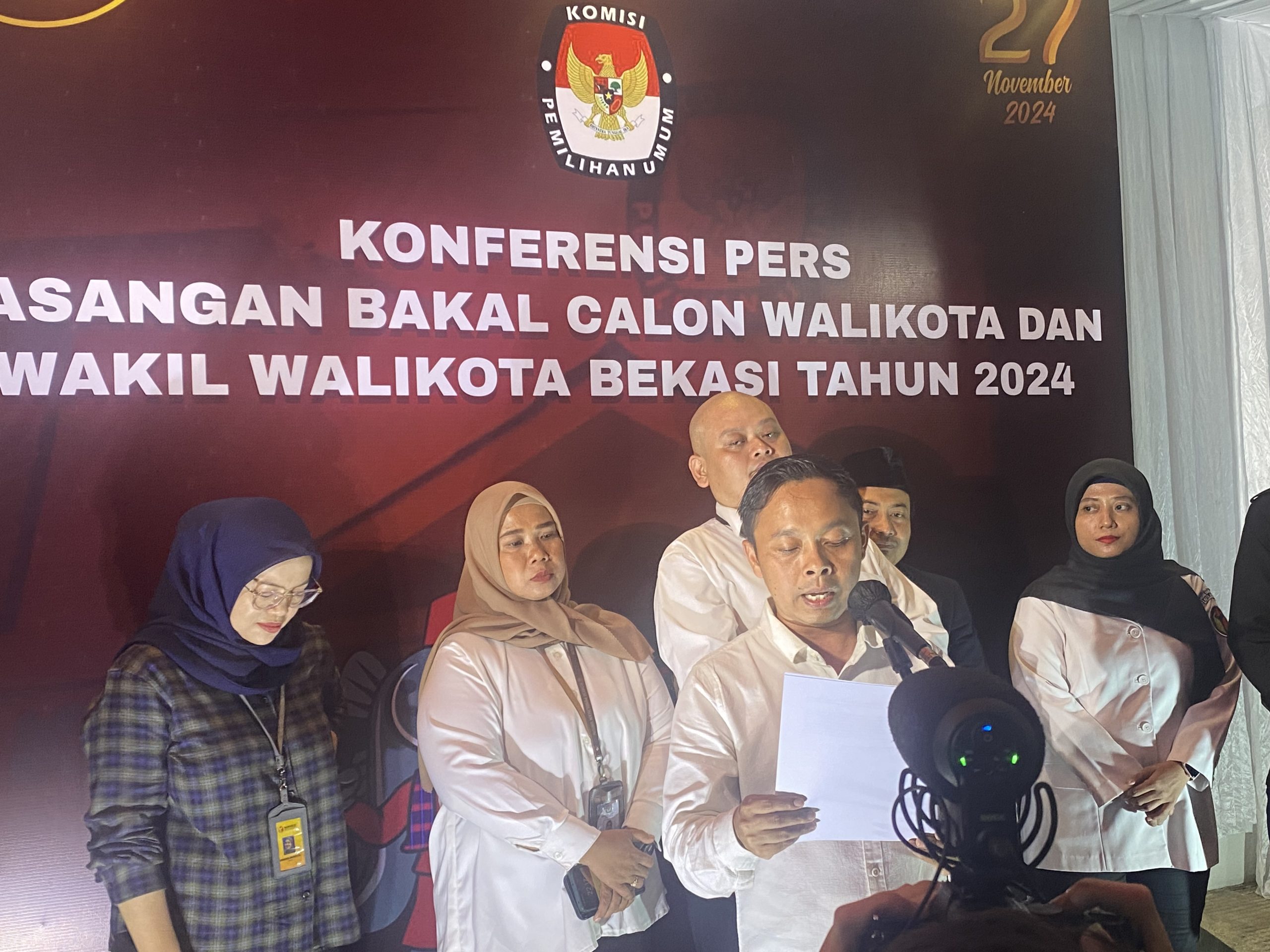 Ketua KPU Kota Bekasi Ali Syaifa saat melakukan konferensi pada penutupan pendaftaran Bacalon Wali Kota dan Wakil Wali Kota. Foto: Gobekasi.id