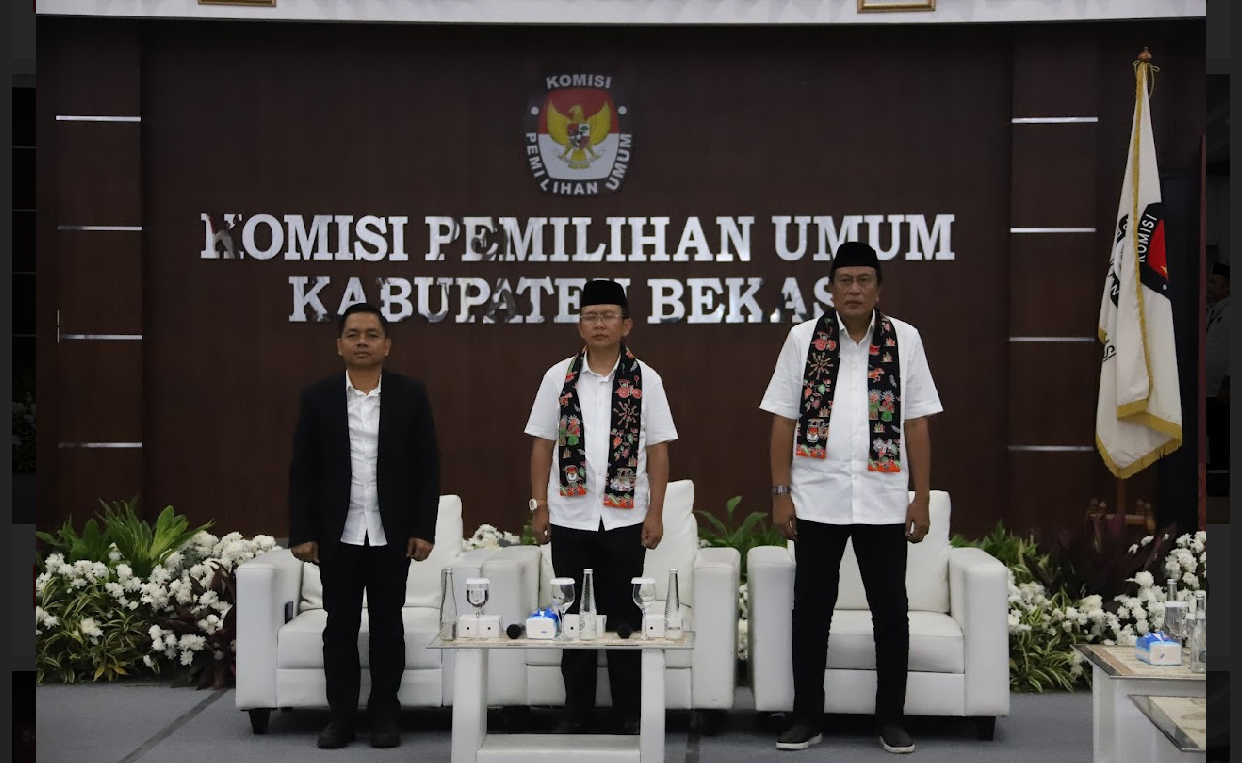 Bacalon Bupati dan Wakil Bupati Dani Ramdan - H Romli saat melakukan pendaftaran ke KPU Kabupaten Bekasi. Foto: Ist