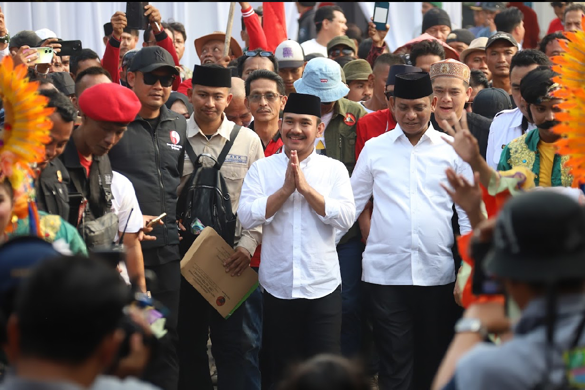 Bacalon Bupati dan Wakil Bupati Bekasi Ade Kuswara Kunang - Asep Surya Atmadja saat melakukan pendaftaran ke KPU Kabupaten Bekasi. Foto: Ist
