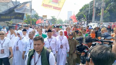 Bacalon Wali Kota dan Wakil Wali Kota Heri Koswara - Sholhin naik vespa saat melakukan pendaftaran ke KPU Kota Bekasi. Foto: Gobekasi.id