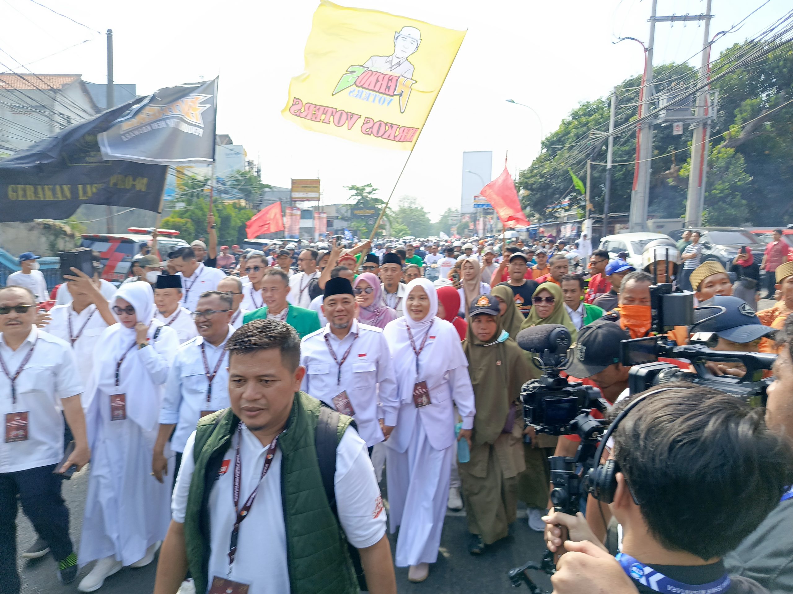 Bacalon Wali Kota dan Wakil Wali Kota Heri Koswara - Sholhin naik vespa saat melakukan pendaftaran ke KPU Kota Bekasi. Foto: Gobekasi.id