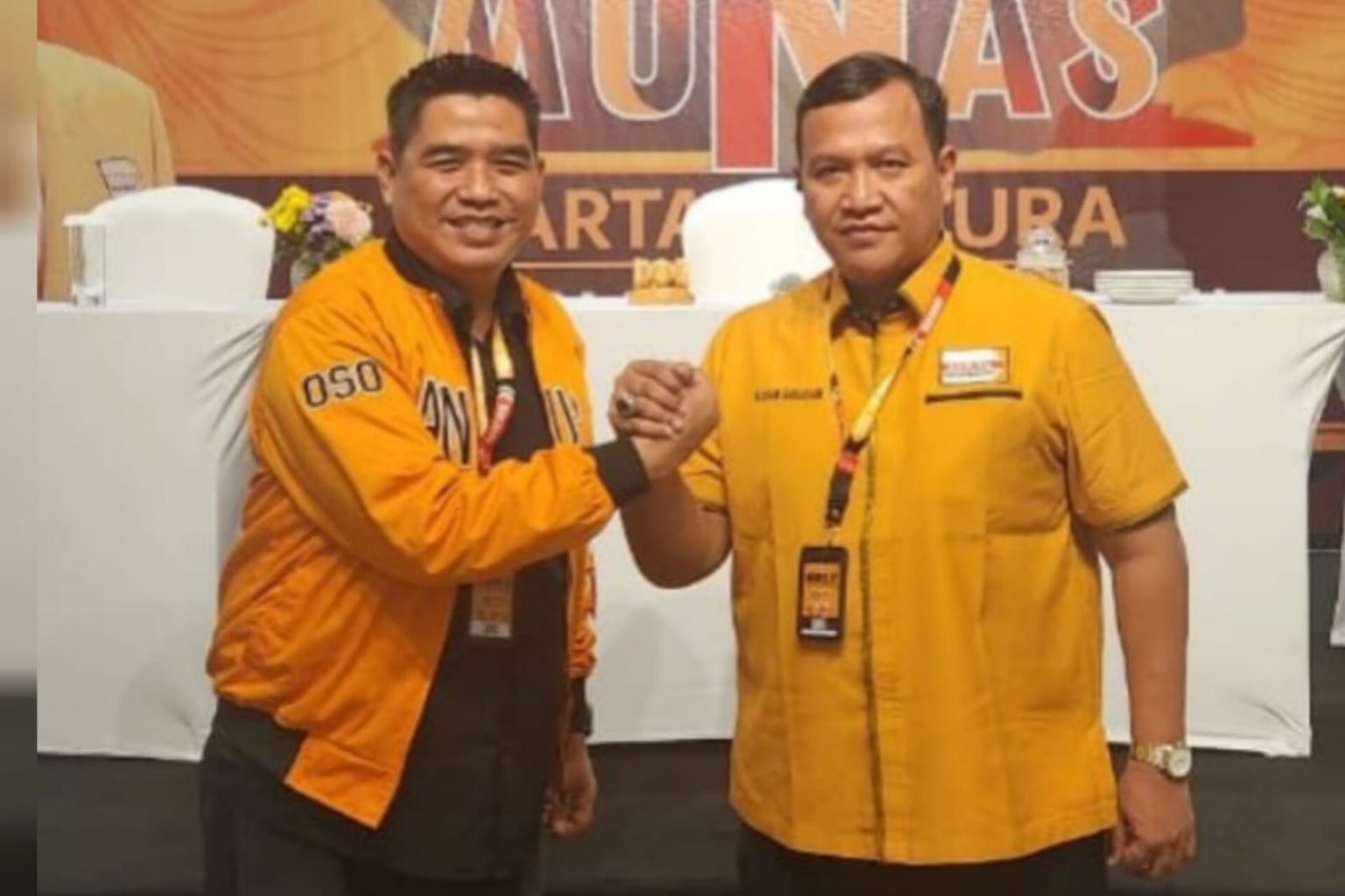 Ketua DPC Partai Hanura Kabupaten Bekasi Agus Nur Hermawan bersama pengurus DPD Hanura Jabar