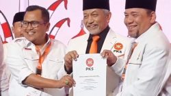 Presiden PKS Ahmad Syaikhu memberikan rekomendasi kepada Hero Koswara - Shlhin