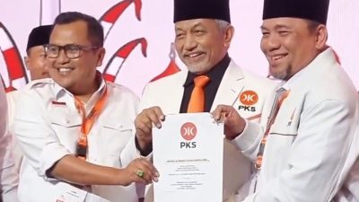 Presiden PKS Ahmad Syaikhu memberikan rekomendasi kepada Hero Koswara - Shlhin