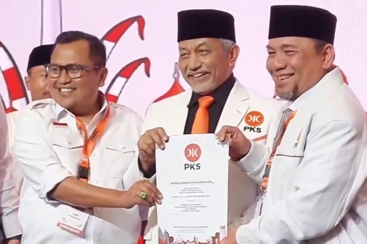 Presiden PKS Ahmad Syaikhu memberikan rekomendasi kepada Hero Koswara - Shlhin