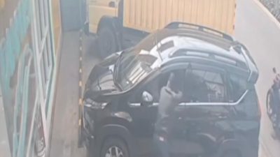 Aksi kawanan pencuri modus pecah kaca mobil terekam CCTV di kawasan Galaxy, Bekasi Selatan. Foto: Ist