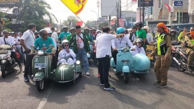 Bacalon Wali Kota dan Wakil Wali Kota Heri Koswara - Sholhin naik vespa saat melakukan pendaftaran ke KPU Kota Bekasi. Foto: Gobekasi.id