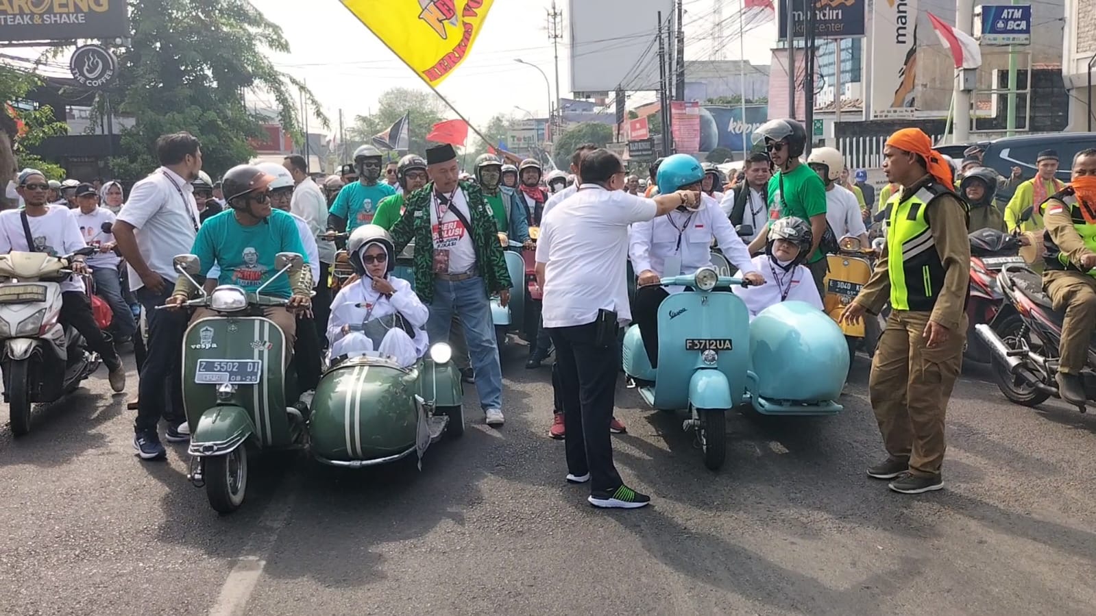 Bacalon Wali Kota dan Wakil Wali Kota Heri Koswara - Sholhin naik vespa saat melakukan pendaftaran ke KPU Kota Bekasi. Foto: Gobekasi.id