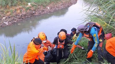Evakuasi remaja yang meninggal di Kali Bekasi, Babelan