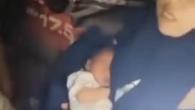 Kondisi bayi perempuan masih bernyawa diamankan oleh warga Bekasi Utara. Foto: Ist